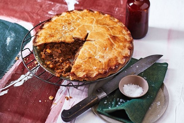 Mushroom, beef & pepper pie