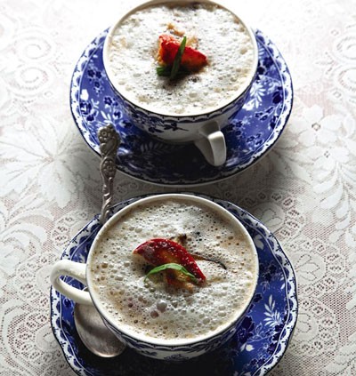 Mushroom cappuccino (Bouillon de champignons comme un cappuccino)