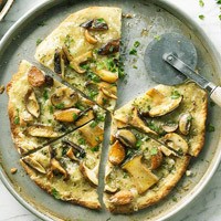 Mushroom-garlic pizza