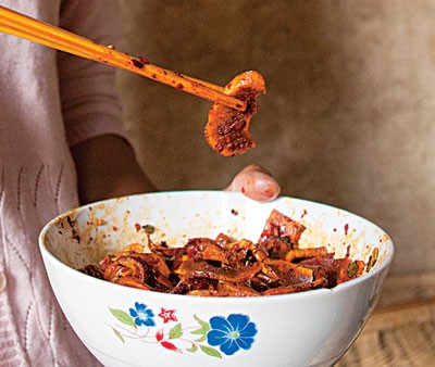 Mushroom salad with chiles (Liang ban)