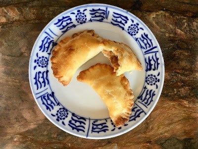 Mushroom turnovers (Xiānggū yóusū jiăo / 香菇油酥角)