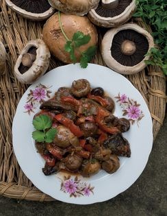 Mushrooms and red peppers (Soko tsiteli tsitsakit)
