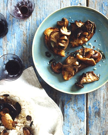 Mushrooms and sage with grilled bread