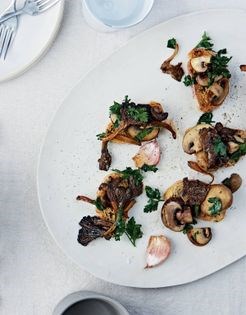 Mushrooms sautéed with garlic and parsley (Hvidløgssvampe)