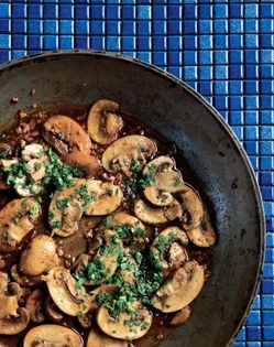 Mushrooms with garlic (Champiñones al ajillo) [Marta Cabrera]