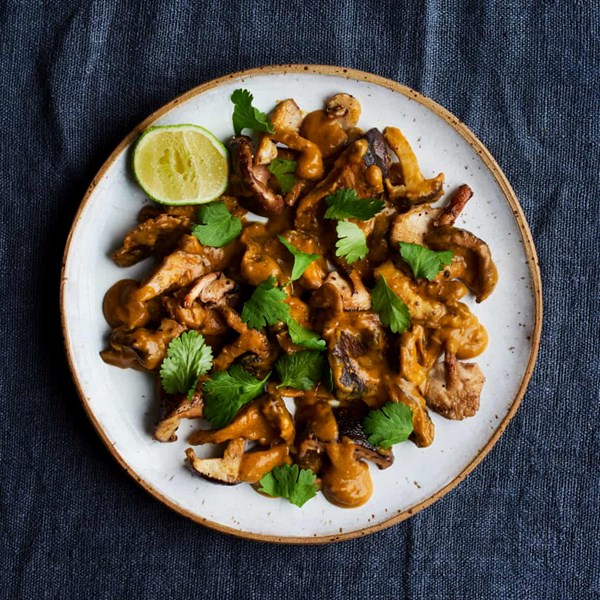 Mushrooms with roasted peanut sauce
