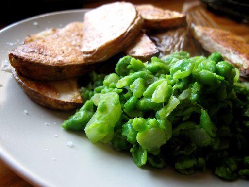 Mushy peas with oven baked chips