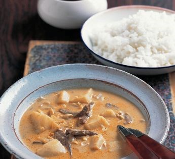 Mussamun curry beef with potatoes and peanuts (Gaeng mussamun neua)