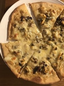 Mussel and bacon pizza 