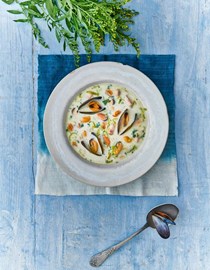 Mussel, bacon & parsley soup
