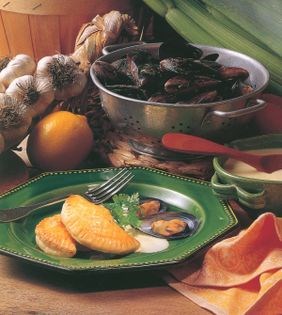 Mussel chaussons with garlic cream