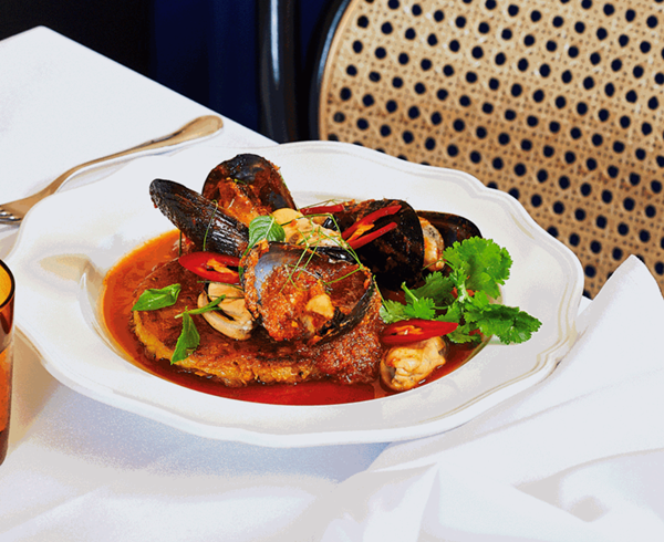 Mussel curry with pineapple and potato rösti