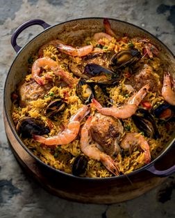 Mussel, prawn and chicken paella