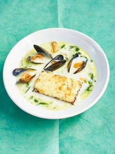 Mussel soup with artichoke tartines