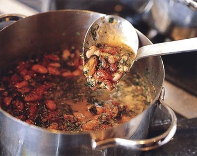 Mussel soup with cranberry beans, celery and basil