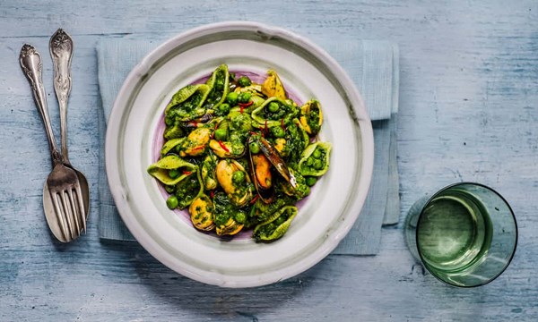 Mussel, spinach and pea pasta