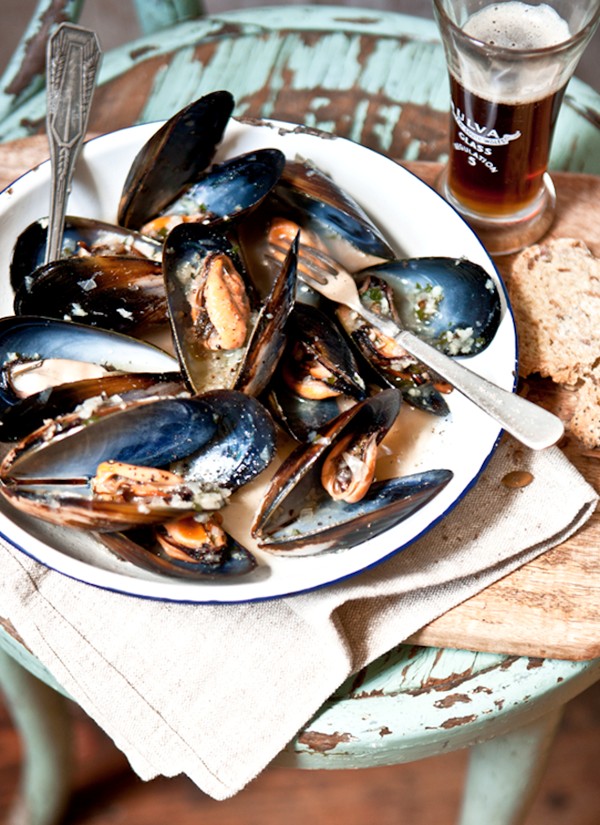 Mussels cooked in ale with garlic and eschalot