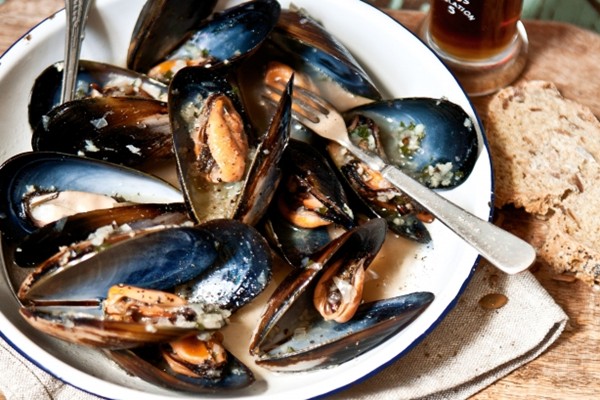 Mussels cooked in ale with garlic and eschalot