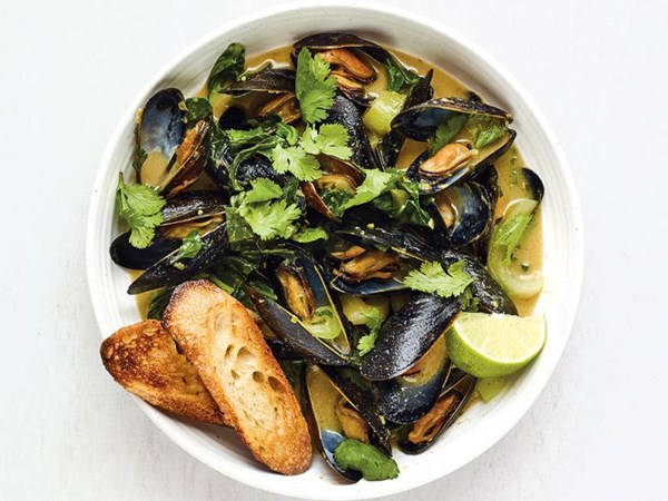 Mussels in green curry sauce