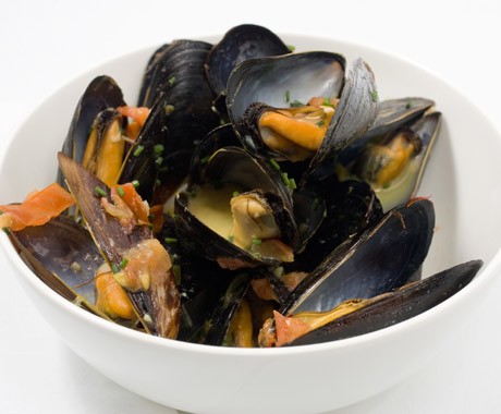 Mussels in saffron and white wine broth