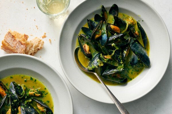 Mussels in spicy green broth