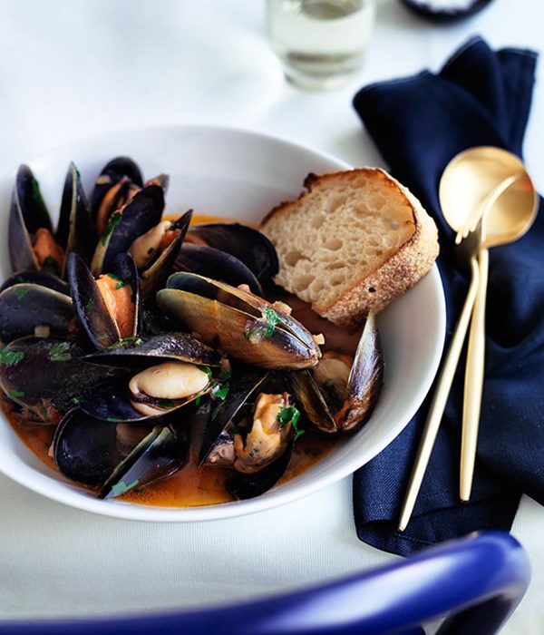 Mussels in tomato broth (Squazzata di cozze)