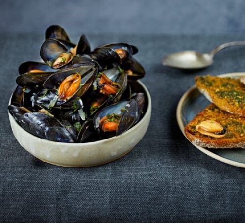 Mussels in white wine sauce with garlic butter toasts