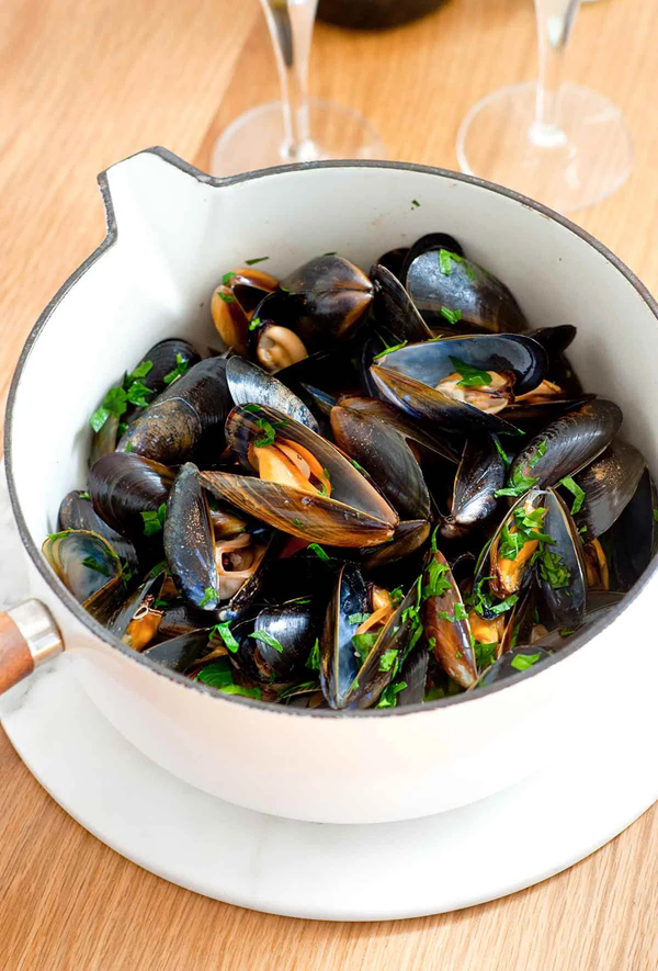 Mussels marinara (Cozze alla marinara)