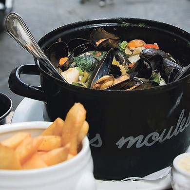 Mussels steamed in beer with crème fraîche, herbs, and Parmesan croutons