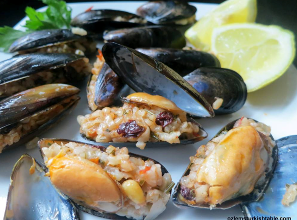 Mussels stuffed with aromatic rice (Midye dolma)