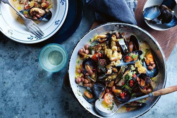 Mussels with borlotti, tomato and pangrattato
