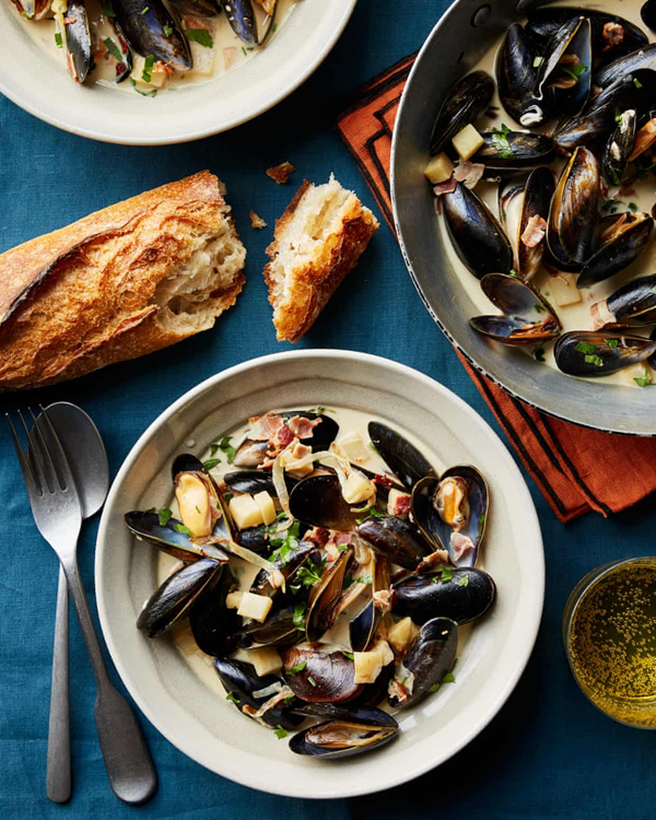Mussels with celeriac, bacon and cream