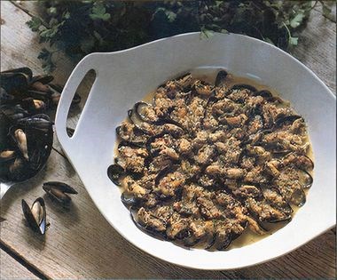 Mussels with garlic, almonds and parsley