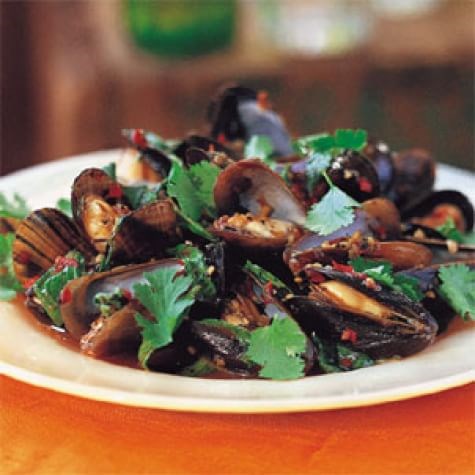 Mussels with garlic and basil (Hoi ma laeng poo)