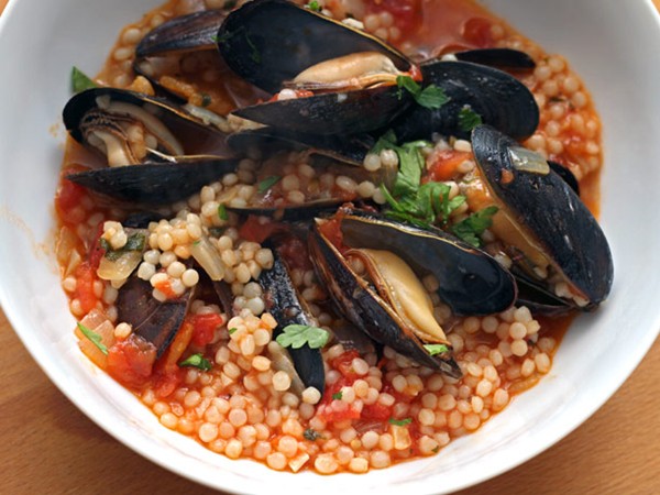 Mussels with Israeli couscous and tomatoes