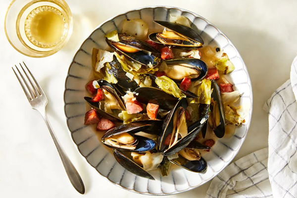 Mussels with kielbasa & horseradish cream