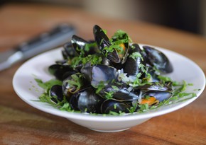 Mussels with lime leaves and coconut