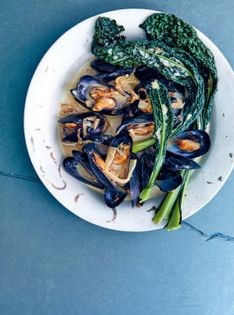 Mussels with onions & kale
