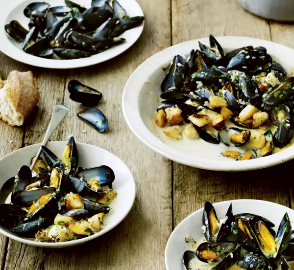 Mussels with parsley, white wine and sauté potatoes