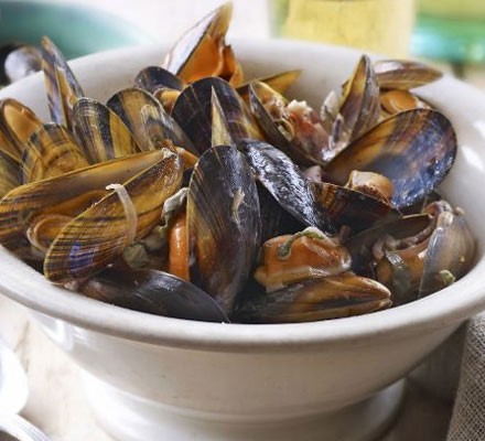 Mussels with red onion, cider and crème fraîche