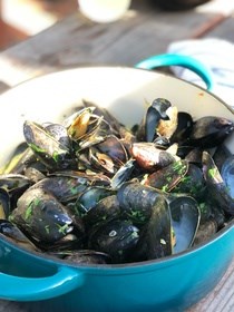 Mussels with saffron cream (Moules au safron)