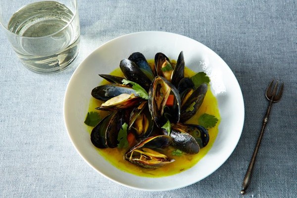 Mussels with spices, ginger, lemongrass and coriander