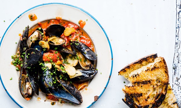 Mussels with spicy tomato oil and grilled bread