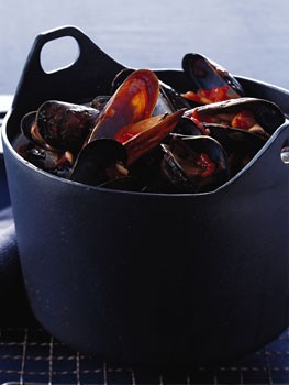 Mussels with tomato broth