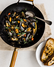 Mussels with tomato, saffron and garlic toast