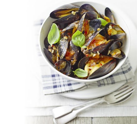 Mussels with tomatoes and chilli