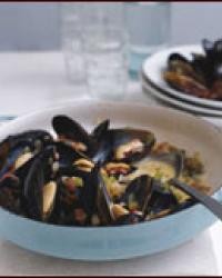 Mussels with tomatoes and feta