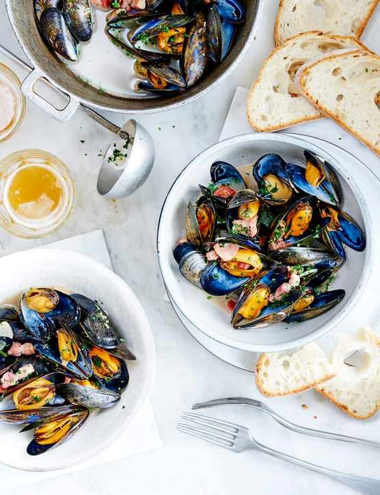 Mussels with wheat beer and bacon 