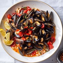 Mussels with white beans and tomatoes