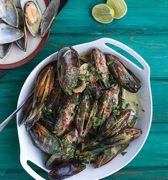 Mussels with white wine & herbs